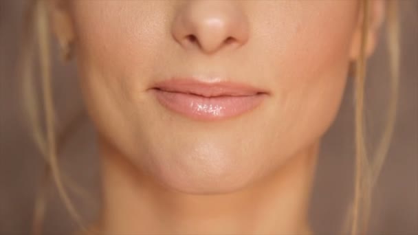 Das Mädchen spricht mit Pfirsich-Lippenstift auf den Lippen. — Stockvideo