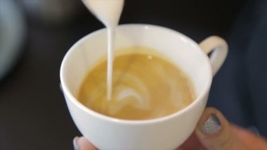 Barista kahve taze süt dökülen. Kapuçino.