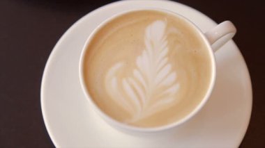 Beyaz bir bardak krem şanti ile kahve