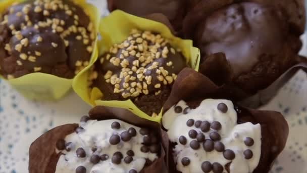 Шоколадные кексы с орехами — стоковое видео