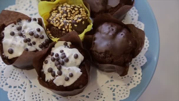 Шоколадні кекси з горіхами — стокове відео