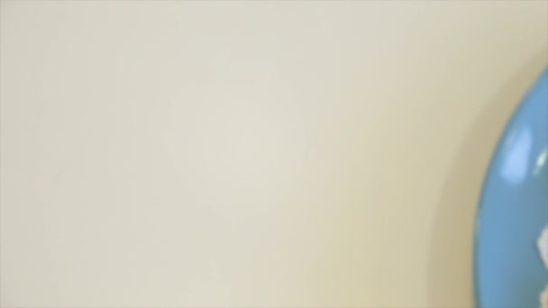 Pâtes traditionnelles françaises peintes avec éclat sur une assiette bleue 