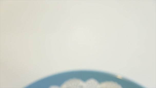 Pâtes traditionnelles françaises peintes avec éclat sur une assiette bleue 