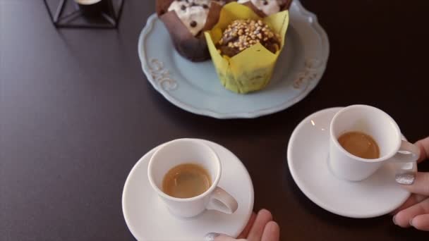 Café expreso de la más alta calidad italiano, hecho con una máquina de café profesional — Vídeo de stock