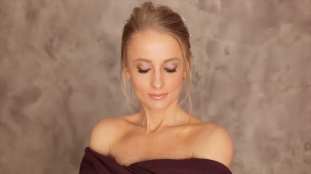 Retrato de um modelo com um lenço de borgonha em um fundo cinza — Vídeo de Stock