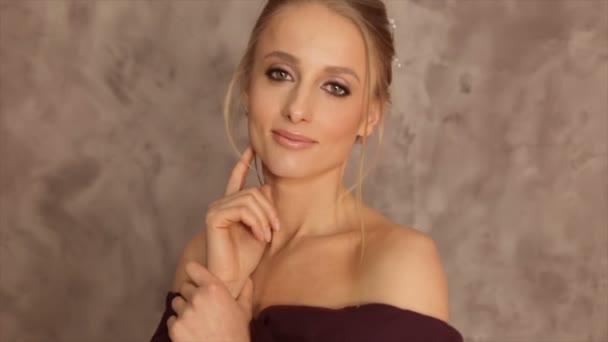 Porträt eines Models mit weinrotem Schal auf grauem Hintergrund — Stockvideo