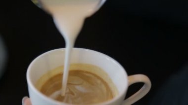 Barista kahve taze süt dökülen. Kapuçino.