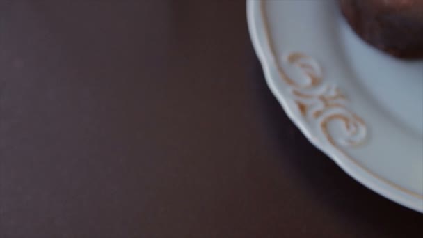 Espressokaffe av högsta kvalitet italienska, görs med hjälp av en professionell kaffemaskin — Stockvideo