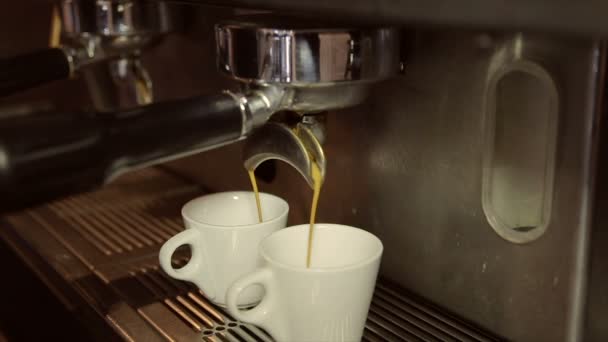 Cafetera haciendo café expreso capuchino — Vídeos de Stock