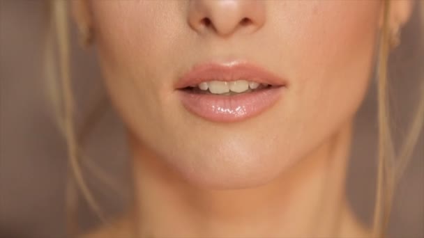 Womens lippen, beschilderd met lichte pommade — Stockvideo