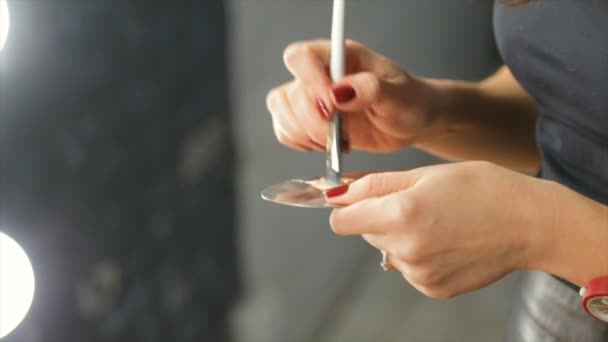 Руки визажиста кисть для макияжа смесь крем — стоковое видео