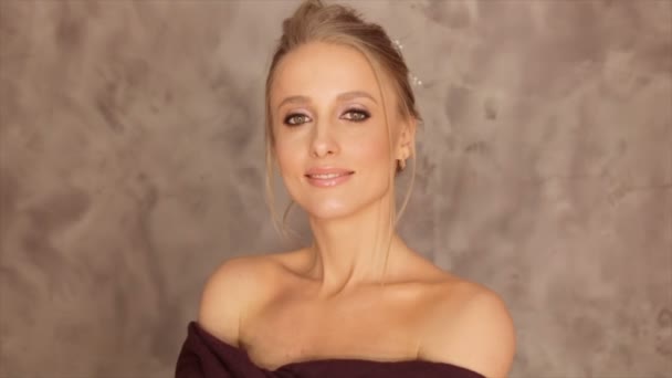 Porträt eines Models mit weinrotem Schal auf grauem Hintergrund — Stockvideo