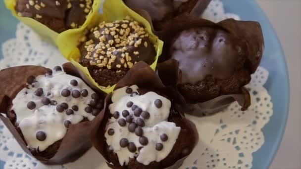 Chocolade cupcakes met noten — Stockvideo