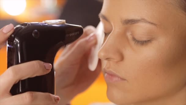 Airbrush makeup. make-up artist gör modeller makeup. Atomizer — Stockvideo