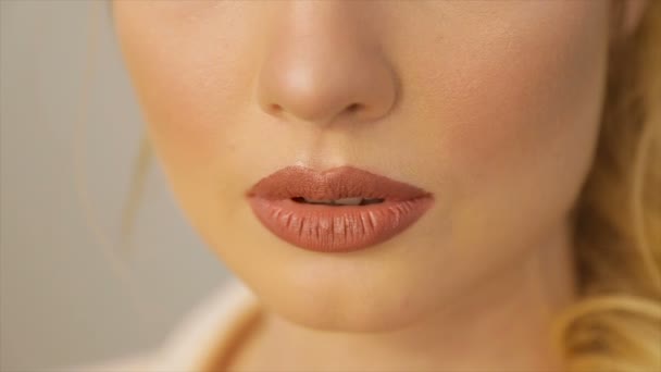 女性の唇は赤い口紅で塗装 — ストック動画