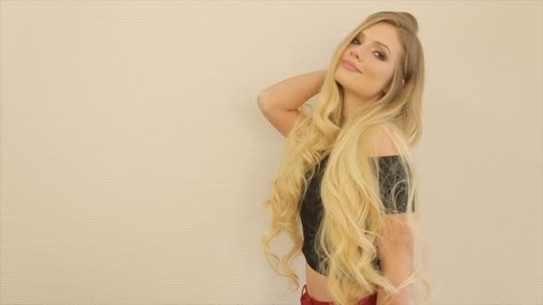 Portrait d'une fille aux lèvres pleines et aux longs cheveux blonds — Video