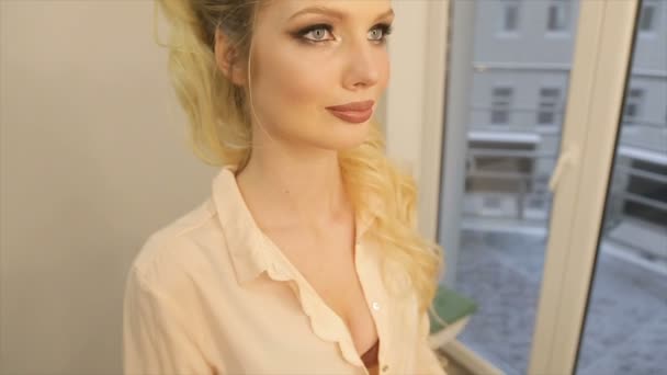Porträtt av en flicka med fylliga läppar och långa blonda hår — Stockvideo