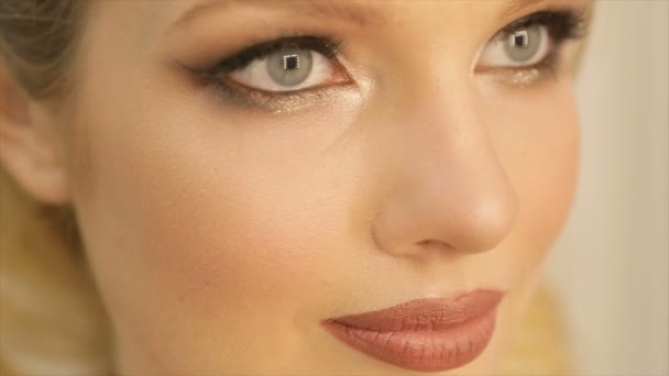 Портрет девушки с полными губами и длинными светлыми волосами — стоковое видео