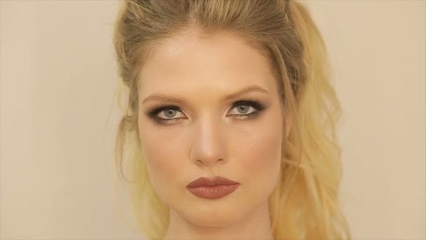 Портрет дівчини з повними губами і довгим світлим волоссям — стокове відео