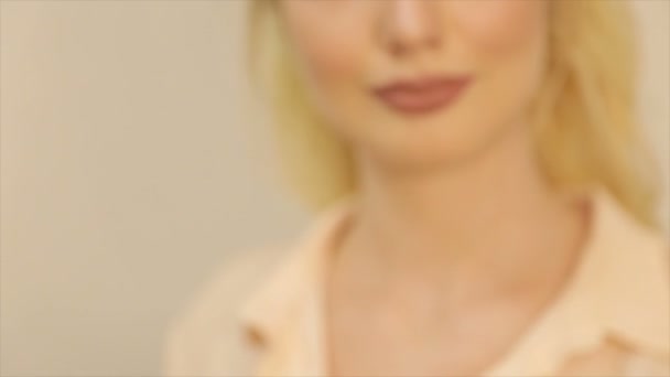 Ritratto di ragazza con labbra piene e lunghi capelli biondi — Video Stock