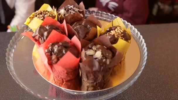 Schokoladen-Cupcakes mit Nüssen — Stockvideo