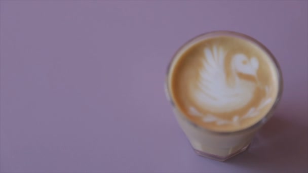 Kaffe med vispgrädde i en glasbägare — Stockvideo