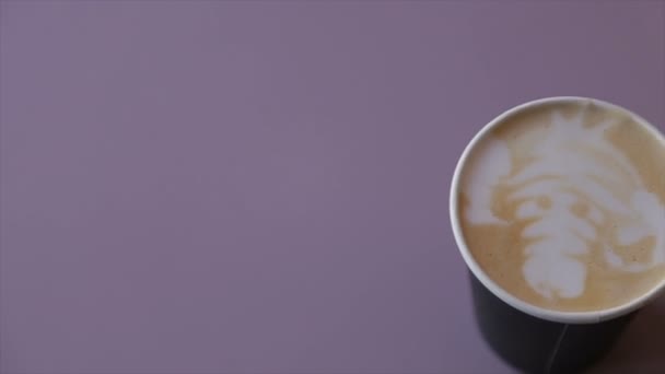 Café con crema batida en una taza de papel — Vídeos de Stock