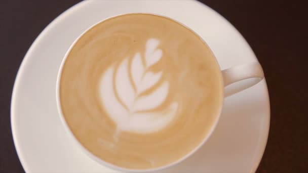 Café con crema batida en una taza blanca — Vídeo de stock