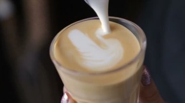 Barista kahve taze süt dökülen. Kapuçino.