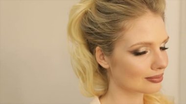 Dolgun dudaklar ve uzun sarı saçları olan bir kız portresi