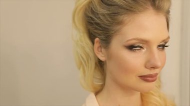 Dolgun dudaklar ve uzun sarı saçları olan bir kız portresi