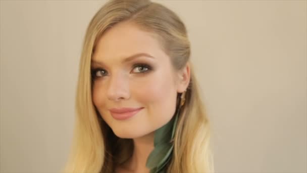 Retrato Una Modelo Rubia Con Maquillaje — Vídeos de Stock