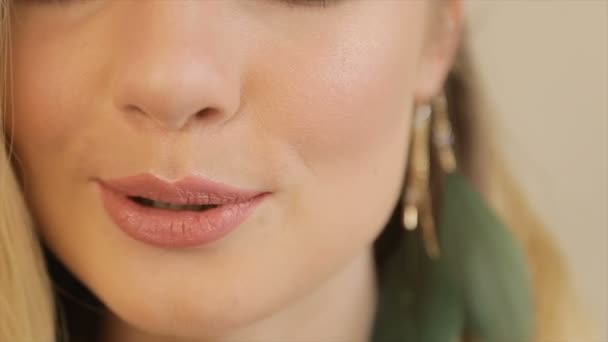 Das Mädchen Spricht Mit Pfirsich Lippenstift Auf Den Lippen — Stockvideo