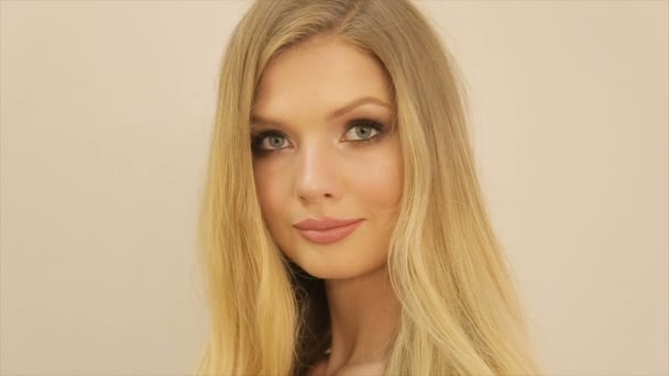 Porträtt Blond Modell Med Smink — Stockvideo