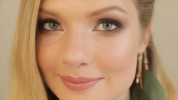 Retrato Una Modelo Rubia Con Maquillaje — Vídeos de Stock