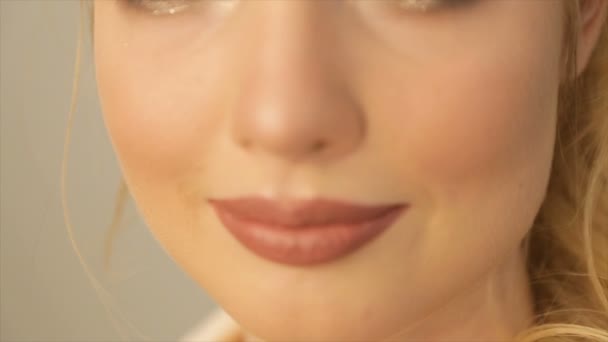 Modelo Está Sorrindo Para Câmera Com Batom Nos Lábios — Vídeo de Stock