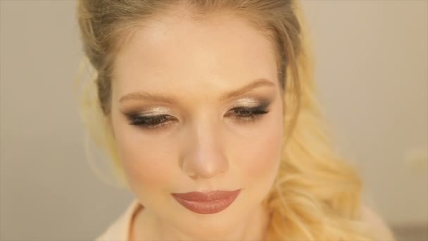 Portret Van Een Meisje Met Volle Lippen Lang Blond Haar — Stockvideo