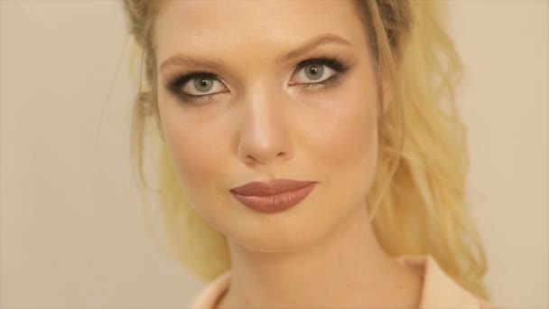 Retrato Uma Menina Com Lábios Cheios Longos Cabelos Loiros — Vídeo de Stock