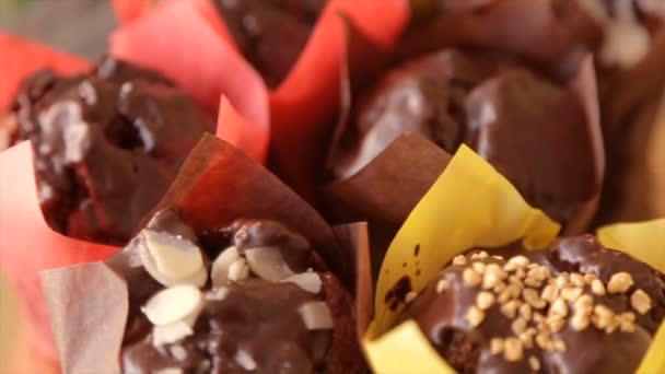 Magdalenas de chocolate con nueces — Vídeo de stock