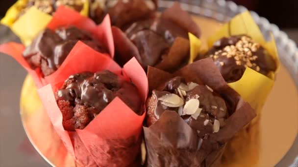 Schokoladen-Cupcakes mit Nüssen — Stockvideo