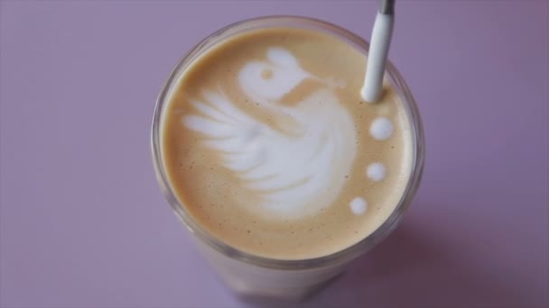 Barista kapiçino ile bir bardak sütte boyalar — Stok video