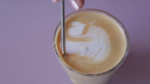 Barista kapiçino ile bir bardak sütte boyalar — Stok video
