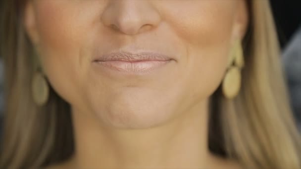 여자는 그녀의 입술에 복숭아 립스틱 얘기. — 비디오