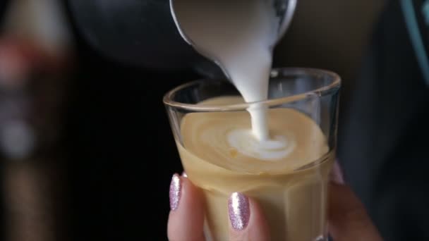 Barista giet verse melk in de koffie. Cappuccino. — Stockvideo