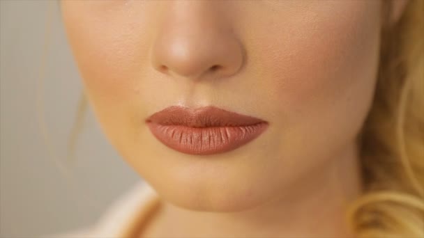 Frauenlippen mit rotem Lippenstift bemalt — Stockvideo
