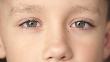 Genç çocuklar gözleri kameraya bakarak Close-Up