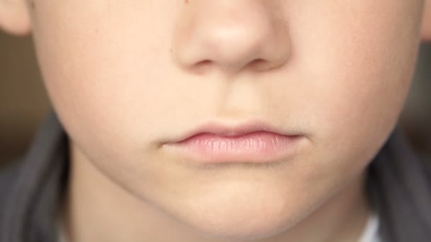 Közeli kép: a fiú ajkak. Teljes hd-videó — Stock videók