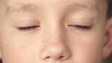 Genç çocuklar gözleri kameraya bakarak Close-Up