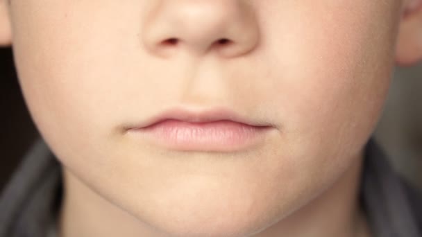 Close-up dos lábios dos meninos.Vídeo em hd completo — Vídeo de Stock