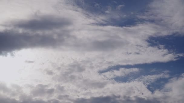 Hermosas nubes blancas se elevan a través de la pantalla en la moda de lapso de tiempo sobre un fondo azul profundo . — Vídeo de stock